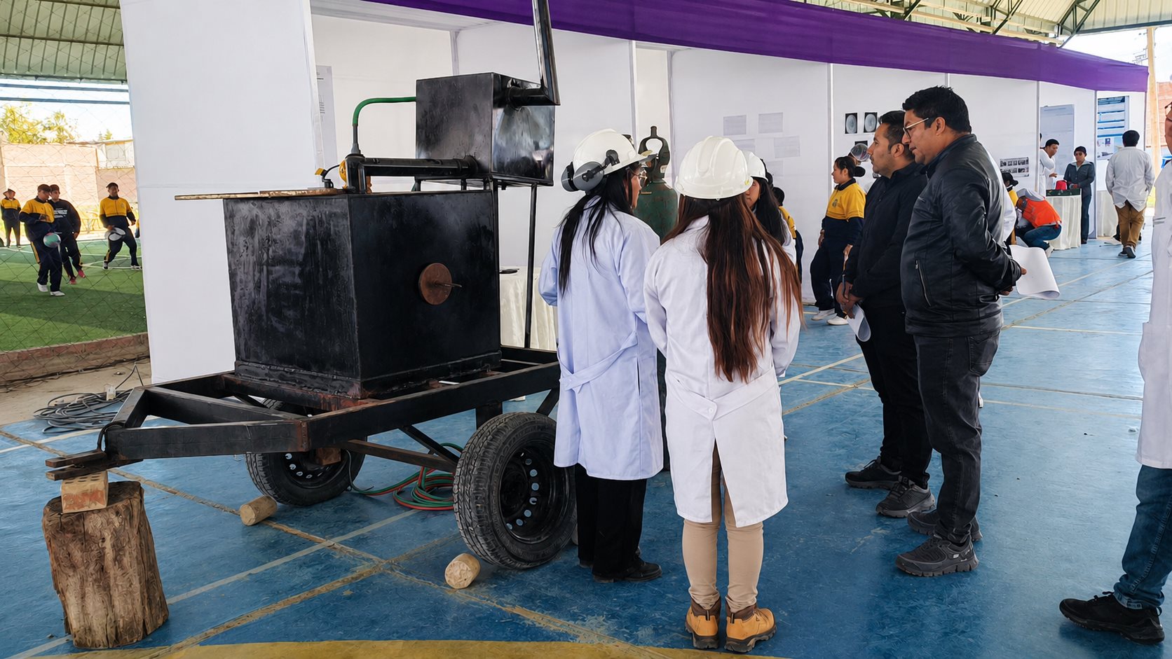 Jurado revisando un proyecto de ingenieria en una feria de investigacion