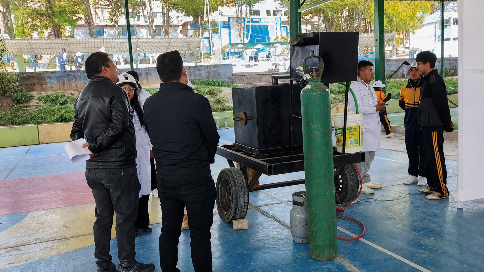 Jurado evaluando un prototipo tecnico en una feria universitaria